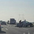 Ima poginulih, petoro povređeno: Sudar dva automobila kod Šapca, vozila smrskana, završila u kanalu