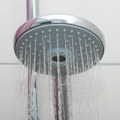 Da li je bolje tuširati se ujutru ili uveče pre spavanja: Šta kaže nauka?