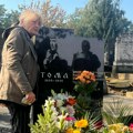 Pomen tomi zdravkoviću: Udovica stigla prva, ispoštovala običaje: Zapalila sveću i iznela žito, sa njom i pevačica Jovana…