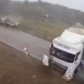 (Uznemirujuće) stravična nesreća u Rumuniji: Kamion s prikolicom smrvio automobil, poginule dve osobe (video, foto)