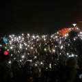 FOTO i VIDEO: Nepregledna kolona ljudi na keju, pušteno 16 lampiona za 16 žrtava