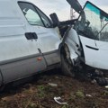 (Foto) Voz naleteo na kombi kod Čačka, poginuo vozač (42)
