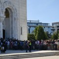 SPC: Od Spasovdana do večeras 478.000 vernika se poklonilo Bogorodičinom pojasu