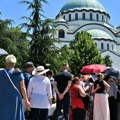 Patrijarh Porfirije blagoslovio vernike koji čekaju na poklonjenje Pojasu Presvete Bogorodice