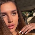 Čolina ćerka se popela na sto, tu je i čaša vina! Lara se opustila: Go stomak u prvom planu, mini suknju pridržava da ne…
