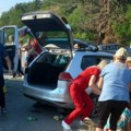 (Foto) Umro muškarac povređen u nesreći kod Kuršumlije Povređene još četiri osobe: BMW smrskan, prešao u suprotnu traku i…