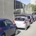 (Foto, video) Čist vandalizam u Novom Sadu! Demolirano sedam automobila, potpuno smrskana, oglasile se komšije