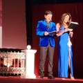 Mirka Vasiljević u plavoj, uskoj haljini sa velikim izrezom: Glamur u Vrnjačkoj Banji! Srpkinja snimila film sa sinom Majkla…