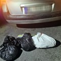 Uhapšen vozač u čijem je automobilu pronađeno više od kilo i po marihuane. Prilikom bekstva povredio policajce