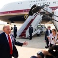 „Air Force One” zadržan zbog provere sigurnosnog tobogana