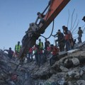 Zgrada oštećena u izraelskim napadima urušila se u Gazi, poginulo najmanje 12 osoba