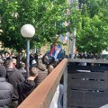 Petnaesti dan protesta: Srbi se i danas okupili ispred opštine u Zvečanu, ne odustaju od zahteva