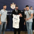 Šampionski prijem Predsednik Vučić ugostio košarkaše i poručio: Za zlato u Parizu po 200.000 evra