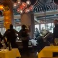 Specijalci utrčavaju, lete stolice! Snimak hapšenja bahate braće Hofman iz drugog ugla: Uleću, bacaju ih na pod pred punim…