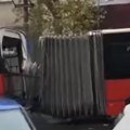 Oglasio se GSP o autobusu koji se prepolovio Poznato ima li povređenih putnika (video)