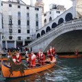 Zašto se stotinu Deda Mrazova juri po Veneciji