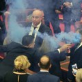 Haos u albanskom parlamentu: Opozicija dizala stolice na govornicu, upaljene baklje