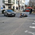 Oboren dostavljač na motoru u centru Beograda: Nepomično ležao na ulici, uviđaj u toku (foto)