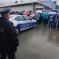 Roditelji sa decom na protestu ispred Sportske hale u Severnoj Mitrovici