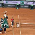 Novak bez upotrebe reketa izveo potez meča - ovacije za Srbina na "Šatrijeu" VIDEO
