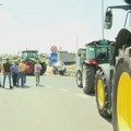 Poljoprivrednici Stiga krenuli sa 180 traktora prema Požarevcu gde će blokirati saobraćaj