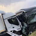 (Foto) jeziv prizor u Šimanovcima: Kamion i autobus smrskani! Povređeno više ljudi u udesu, policija na terenu