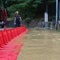 Velika bujica slila se u dvorište bolnice, vatrogasci postavljaju brane! Drama u Zagrebu