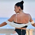 Mia Borisavljević oduzima dah u Dubaiju! Pevačica žari i pali na odmoru, a ova odevna kombinacija oduševila je sve (foto)
