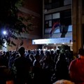 Protestni skup ispred Filozofskog fakulteta u Novom Sadu treće veče zaredom