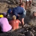 Deca kopala rupu u pesku, a onda su odjednom počela da tonu: Usledila je panika na plaži i trenutak koji ledi krv u žilama…