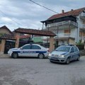 Prve fotografije sa mesta dvostrukog ubistva u Despotovcu, policija traga za unukom ubijenih: „Živeli su mirnim, penzionerskim…