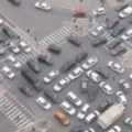 (Video) Vozila zaglavljena usred raskrsnice: Pakao na Novom Beogradu: Jedna stvar stvorila potpuni kolaps, reke automobil u…