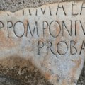 Otkud antički spomenik u Americi: Par iz Nju Orleansa u dvorištu našao 1.900 godina staru nadgrobnu ploču iz Rima