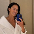 "Morala sam da podelim ove fotografije sa vama": Ana Ivanović samo u bademantilu oduševila fanove