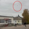 Dron pada na grad, ljudi beže: Dramatičan snimak ruskog napada, mama i dvoje dece poginuli u Kijevu