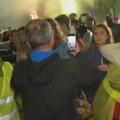 (VIDEO) Vatromet, zagrljaji i poljupci: Studente koji pešače iz Pazara dočekali građane Požege