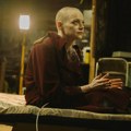 VIDEO: Gledaoci morali da obriju glavu da bi ušli na specijalnu projekciju filma "Bugonia"