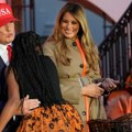 Bela kuća kao "ukleti zamak": Tramp i Melanija delili slatkiše na proslavi Noći veštica (FOTO/VIDEO)