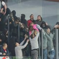 Tragična slika srpskog fudbala: Ljudi prebacuju dete preko ograde jer mu je ugrožena bezbednost FOTO