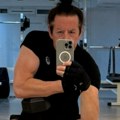 Kakva forma i to u 7. deceniji! Pevač pokazao istrenirano telo iz teretane: Pucaju mišići, bicepsi kao u momka