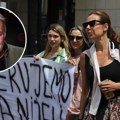 Katarina Radivojević ispred suda sa transparentom: Došla kao podrška Danijeli Štajnfeld na ročište sa Lečićem