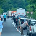 (Foto) Haos na Ibarskoj magistrali: Silovit sudar kamiona i automobila, na licu mesta jeziv prizor, vozilo završilo u kanalu