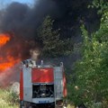 Deset vatrogasaca i tri vozila gase požar kod Makiša: Gore pružni pragovi