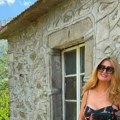 "Moja Balkanska ulica" Emotivna Vesna Dedić posetila rodnu kuću svog oca: "Gore na nebu svima pokazuju..."