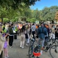 Dva skupa u centru Prokuplja – studenti dočekali „Čuvare Ustava“, a aktivisti SNS-a puštali pesme Baje Malog Knindže