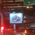 (Video) Karambol na Mostarskoj petlji zakačio vozilo, pa završio na ostrvu