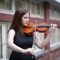 Lana je studentkinja violine koja ima čak 12 dijagnoza: Potrebno joj je samo 20.000 dolara kako bi otišla u Ameriku na…