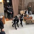 Braća Hofman uhapšena u restoranu u Beogradu Specijalci ih okružili i izveli sa lisicama na rukama! (video)