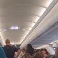 "Svi lezite na pod" Drama na nebu, stjuardesa izazvala paniku u avionu, putnici van sebe (video)