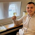 Kavijar, šampanjac i luks kutak u prvoj klasi aviona! Viktor Živojinović se baškari za sve pare - evo gde je otputovao!